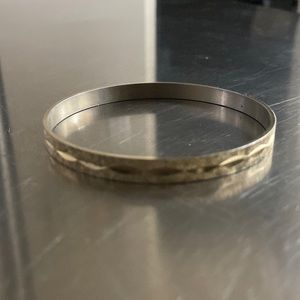 Gold Tone Metal Bangle Bracelet No Closure Slip On Groove Design Pattern 2.75 Dm